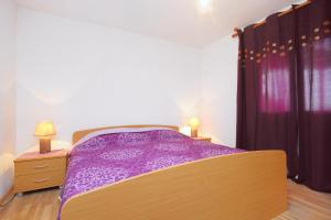 特雷斯塔尼克Holiday house with a parking space Trstenik, Peljesac - 10195的一间卧室配有紫色的床和2个床头柜