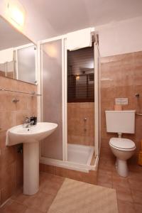 奥瑞比克Apartment Orebic 10153f的带淋浴、盥洗盆和卫生间的浴室