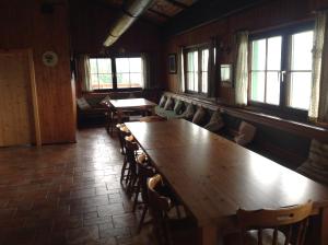 普鲁格恩The Pirklalm的用餐室设有桌椅和窗户。