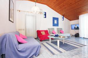 洛维什特Apartments and rooms by the sea Loviste, Peljesac - 10181的客厅配有沙发和桌子