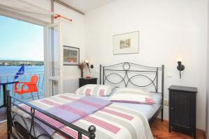 洛维什特Apartments and rooms by the sea Loviste, Peljesac - 10181的一间卧室设有一张床和一个阳台