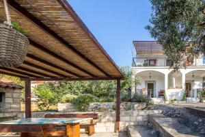 BrijestaApartments by the sea Zuronja, Peljesac - 10134的庭院里带桌子的木凉棚