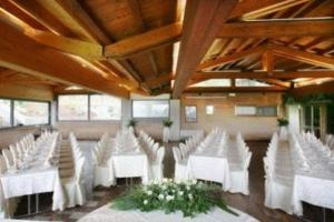 姆苏兰特沃尔帕拉酒店的宴会厅配有白色的桌子和白色的椅子