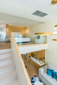 芭堤雅市中心Mila Kohlarn มิ-ลา เกาะล้าน的一间设有床铺和客厅的房间