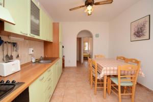 普利兹巴Apartments by the sea Grscica, Korcula - 11809的厨房以及带桌椅的用餐室。