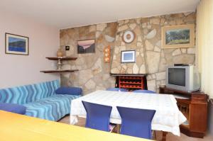 普利兹巴Apartments by the sea Grscica, Korcula - 11809的客厅配有桌子和石墙