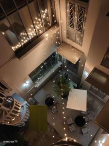 新加坡The Assembly Place, A Co-living at Mayo的享有客房顶部的景色,配有圣诞树和灯