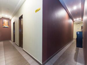 怡保Silibin Times Inn Hotel的走廊上设有棕色和白色的墙壁,墙上有标志