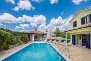 克尔桑Family friendly house with a swimming pool Krsan - Vlasici, Central Istria - Sredisnja Istra - 12224的一座带游泳池和房子的别墅