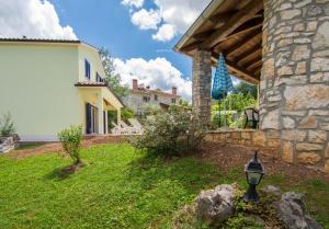 克尔桑Family friendly house with a swimming pool Krsan - Vlasici, Central Istria - Sredisnja Istra - 12224的院子里带灯的石头房子