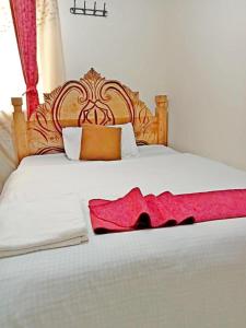 马查科斯Georgia Furnished Apartments的卧室配有一张带红色毯子的白色床