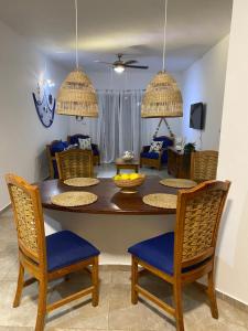 巴亚希贝Espectacular BZII, bayahibe的一间带桌椅的用餐室和一间客厅