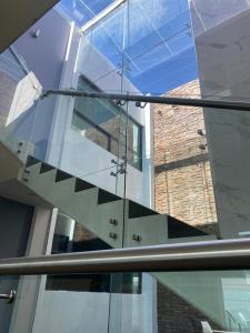 Fresnillo de González EcheverríaCasa Joseffa的玻璃建筑中楼梯的反射
