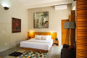 瓦哈卡市Casa Carmen Morelos的酒店客房,配有床和沙发