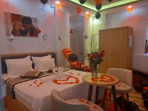 Cái RăngTina 2 Hotel的一间卧室配有一张床和一张鲜花桌子