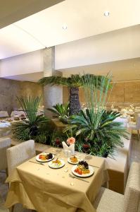 伊兹密尔翁图尔伊兹密尔酒店的一间餐厅,餐桌上摆放着食物