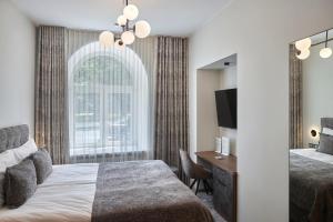 维尔纽斯Vvinn Hotel的酒店客房设有两张床和窗户。