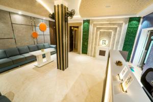 蓬蒂切里Jeyam Residency的客厅设有蓝色的沙发和绿色的墙壁。