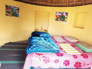 OsiānOsian Dhana Ram Ki Dhani Home Stay Osian的一间卧室配有一张带粉色和白色床单的床。
