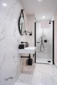 法拉-迪索利戈AL TIGLIO的白色的浴室设有水槽和镜子