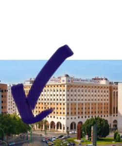 塞维利亚Portico Sevilla的大型建筑前的紫色物体