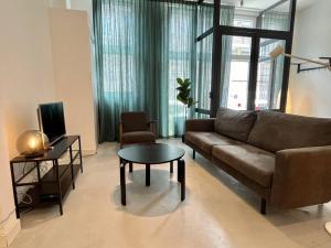 鹿特丹Trendy 2 Bedroom Serviced Apartment的客厅配有沙发和桌子
