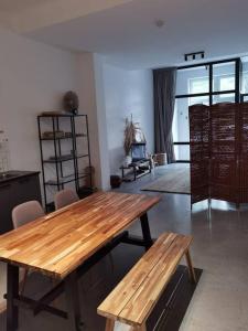 鹿特丹Lovely 2 Bedroom Serviced Apartment in Rotterdam的大房间设有木桌和椅子