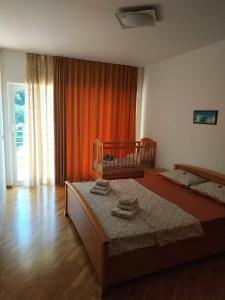 布德瓦Monterus apartment with sea view in Becici的一间卧室设有两张床和大窗户