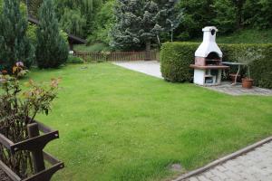 Ranten莫泽住宿加早餐旅馆的草地上有一个鸟屋的花园