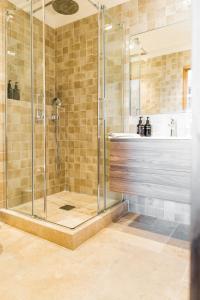 圣特罗佩杜苏德家园酒店的带淋浴和盥洗盆的浴室