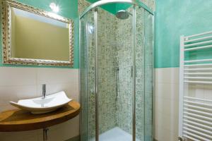 圣吉米纳诺Affittacamere Mainardi 16的一间带水槽和淋浴的浴室