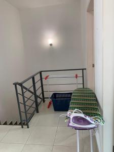 山打根Teratak kasih homestay的客房设有一张双层床和一张带枕头的桌子。