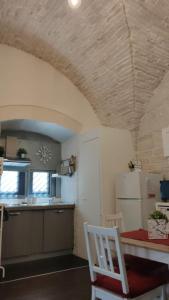 鲁沃迪普利亚L'Orecchietta的一间带桌子的厨房和一间带冰箱的厨房