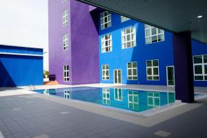 吉隆坡Zecon Hotel HPKK的一座建筑前面设有游泳池