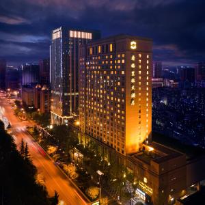 武汉武汉香格里拉的城市的一座有灯光的建筑