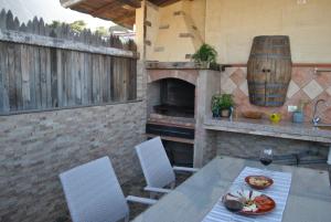 圭马尔Casa Rural Aca y Papá Juan的一个带桌子和比萨饼烤箱的庭院