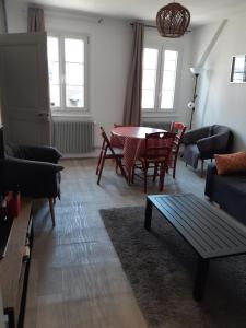 斯特拉斯堡Bienvenue à Strasbourg - Krutenau的客厅配有桌椅