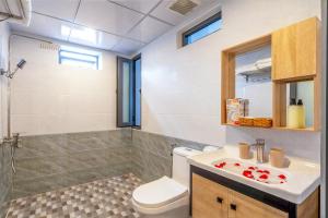 岘港Mina Home Đà Nẵng的浴室配有卫生间、盥洗盆和淋浴。