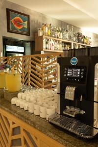 索佐波尔Cristiani Hotel Sozopol的吧台,带杯子和饮料