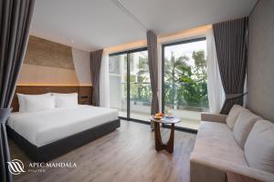 绥和市Mandala Hotel & Spa Phú Yên的酒店客房,配有床和沙发