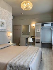 圣毛罗托里内塞拉佩斯酒店的一间卧室配有一张带吊灯的大床