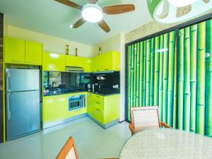 湄南海滩Condo AVANTA Deluxe A301的厨房配有黄色橱柜和吊扇
