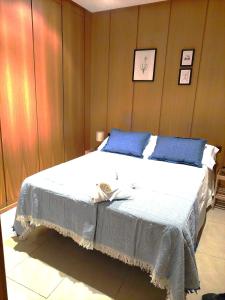 瓦伦西亚Mercat Silence的卧室配有带蓝色枕头的大型白色床