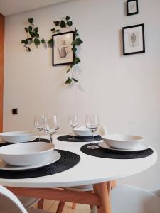 瓦伦西亚Mercat Silence的餐桌,配有盘子和酒杯