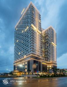 绥和市Mandala Hotel & Spa Phú Yên的一座有灯的大高楼