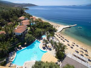 欧拉努波利斯鹰之宫酒店的享有度假胜地的空中景致,设有游泳池和海滩