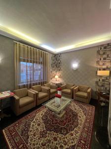 圣毛罗托里内塞拉佩斯酒店的客厅配有沙发和桌子