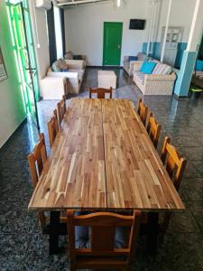 因赫尼奥Aguatona的一张大木桌子和椅子