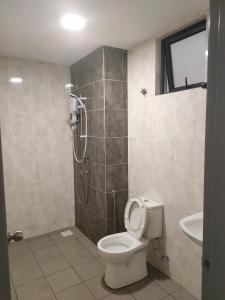加影Nur Mateen's Studio - Vista Bangi Service Apartment的带淋浴、卫生间和盥洗盆的浴室