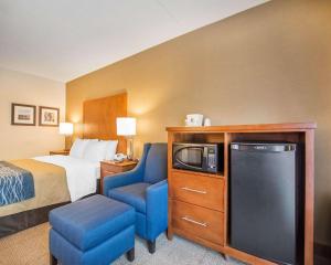 巴瑟斯特巴瑟斯特舒适酒店的酒店客房带一张床、一台电视和一把椅子
